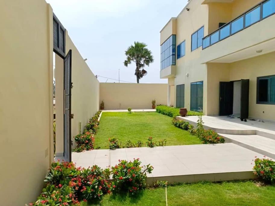 une cour d'un bâtiment avec une cour dans l'établissement Villa luxueuse - front de mer - vue sur la mer, à Cotonou