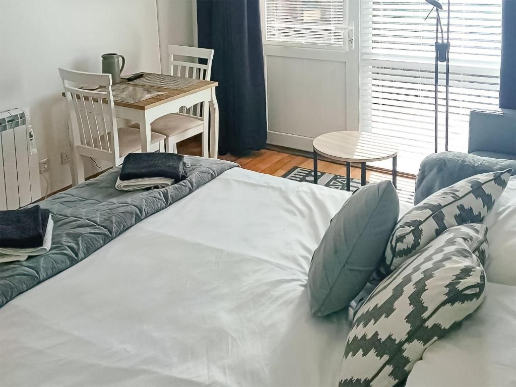 uma cama com almofadas num quarto em Hynish House em Stornoway