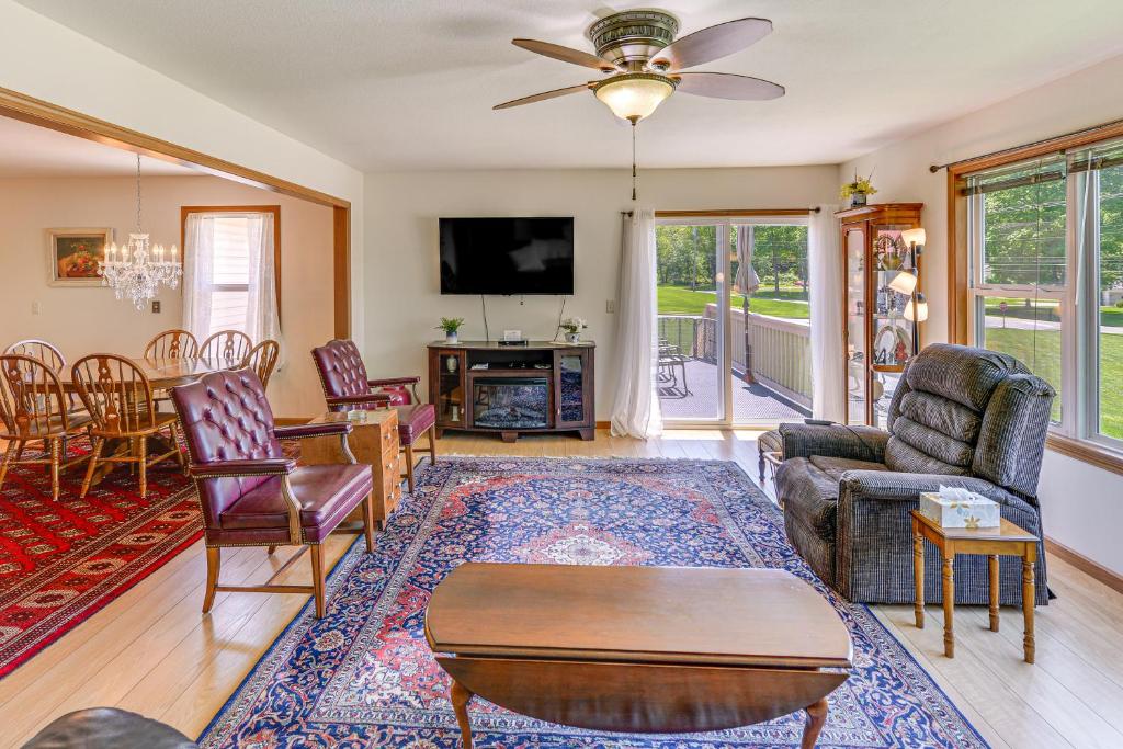 WFHFriendly Columbiana Vacation Rental with Deck!, Columbiana (updated