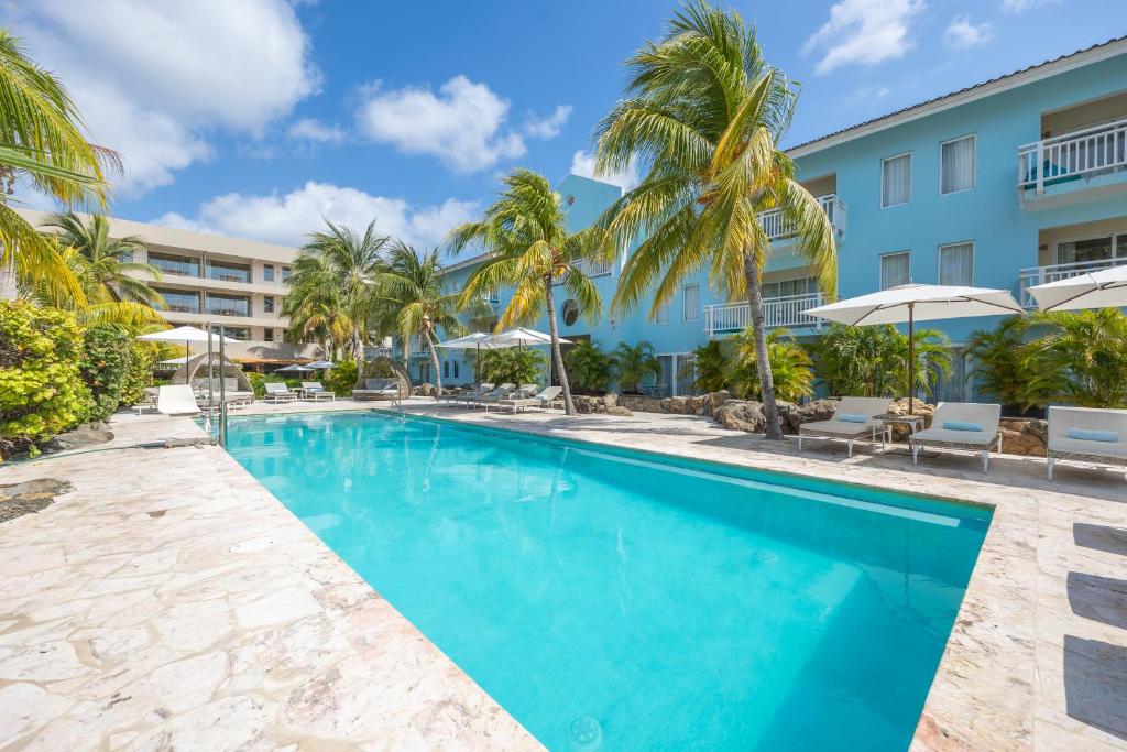 Bazén v ubytování Dolphin Suites & Wellness Curacao nebo v jeho okolí