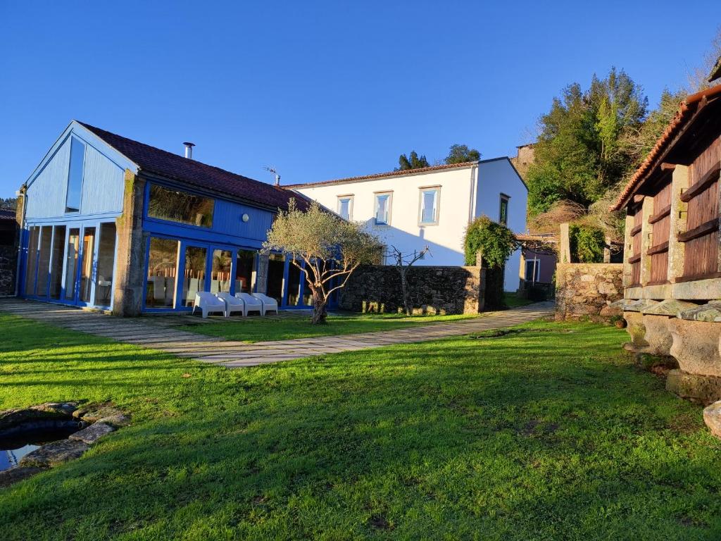 a view of a house with a yard at A Ribeira do Tambre in Troitosende