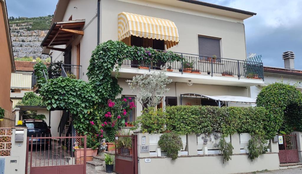 a building with a bunch of plants on it at B&B Via della Grotta in Monsummano Terme