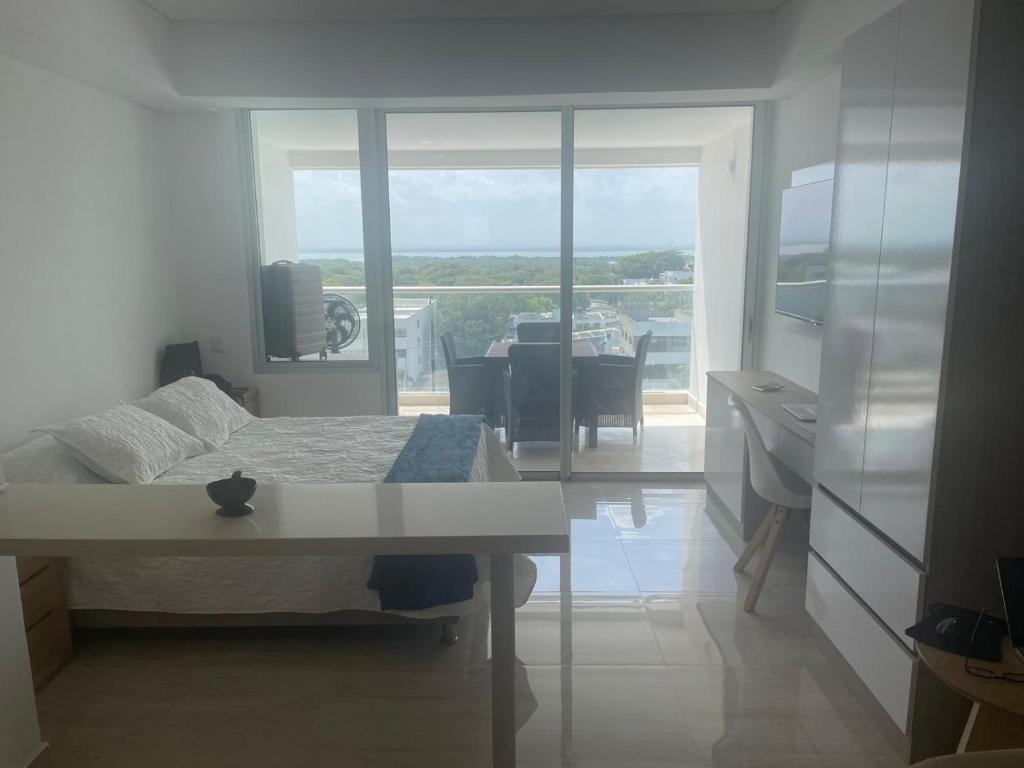 a bedroom with a bed and a view of a room at Cartagena Beach comodo y agradable Aparta Suite in Cartagena de Indias