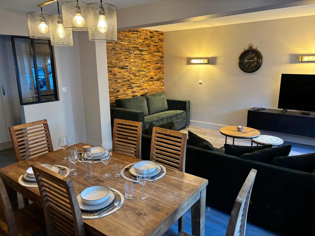 a living room with a table and a couch at L'esprit du quai in Boulogne-sur-Mer