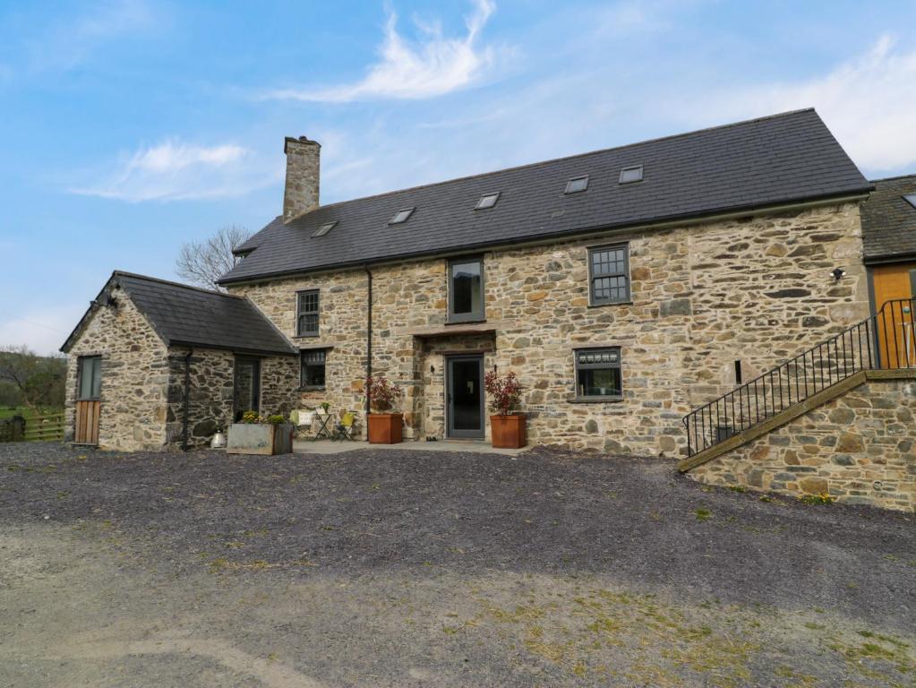 een uitzicht op een stenen huis bij Plas Glan Yr Afon in Abergele