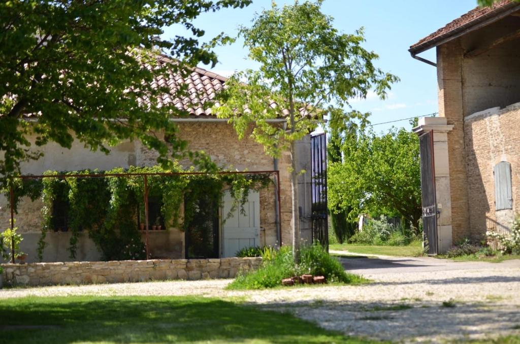 Zahrada ubytování Ferme St Pierre gîte, pisc, repas, 2-3 personnes