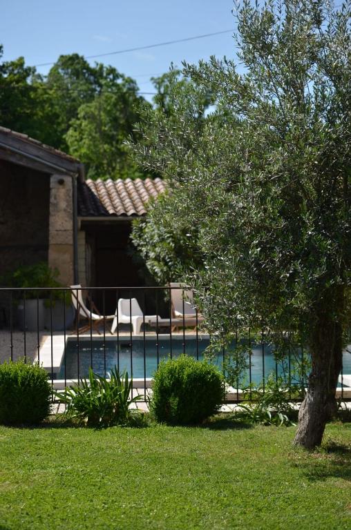 Zahrada ubytování Ferme St Pierre gîte, pisc, repas, 2-3 personnes