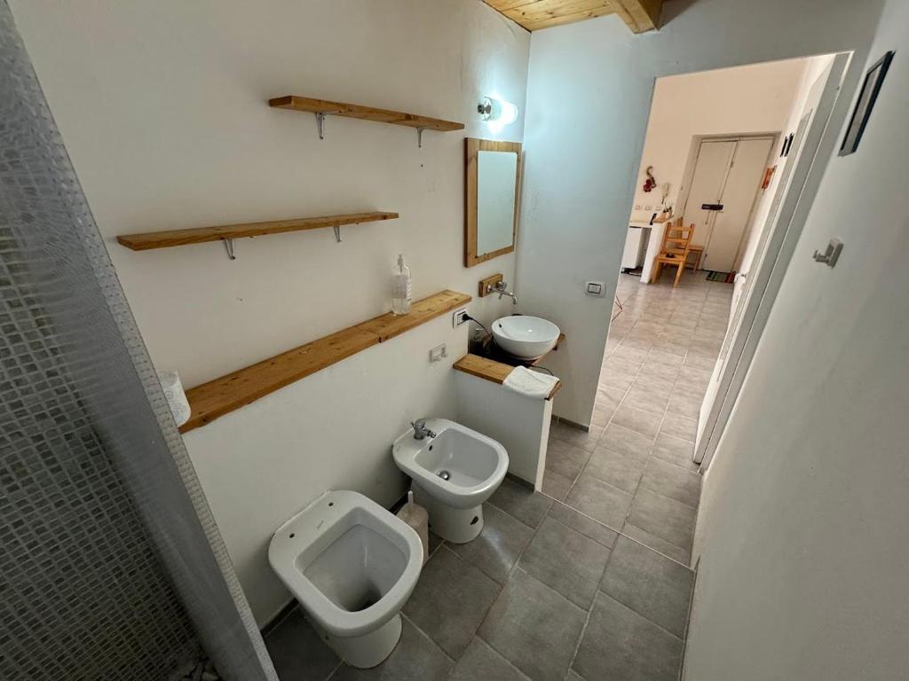 A bathroom at La Casa di Baia