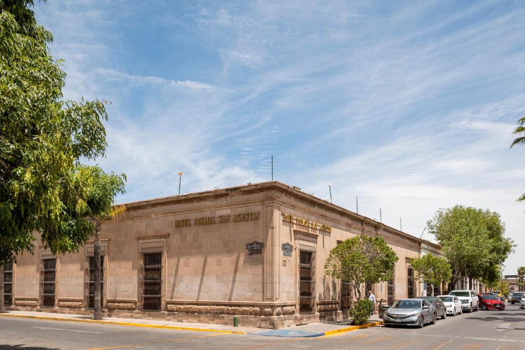 een oud gebouw op de hoek van een straat bij Hotel Posada San Agustin in Durango
