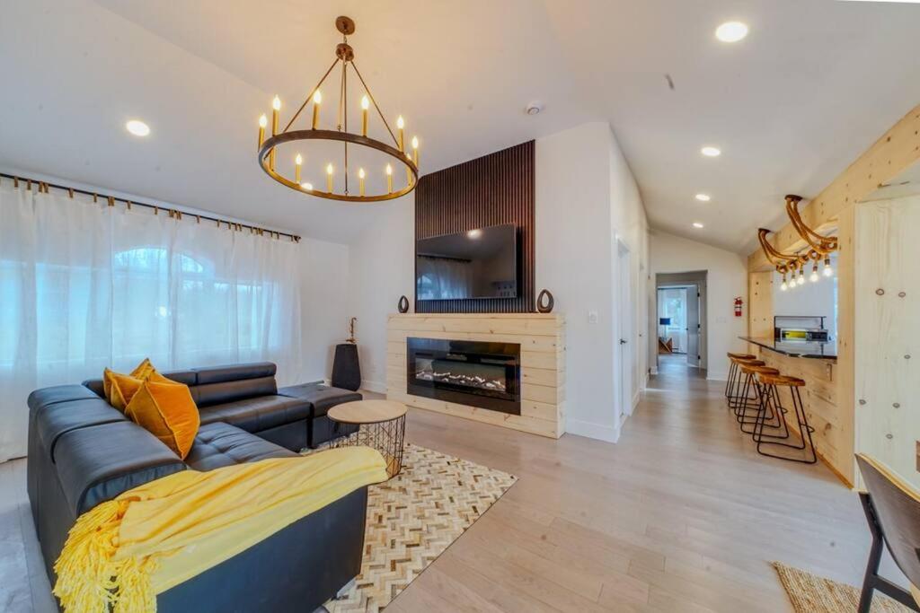 un salon avec un canapé et une cheminée dans l'établissement Brand New House with Large Porch in Lake Katrine, à Lake Katrine