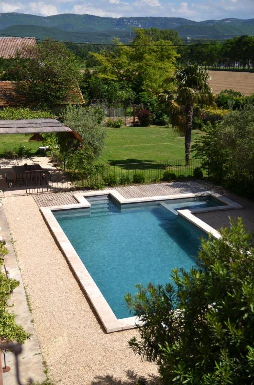Bazén v ubytování ferme st pierre 2 suites avec repas, piscine, clim, cheminée ou baignoire spa nebo v jeho okolí