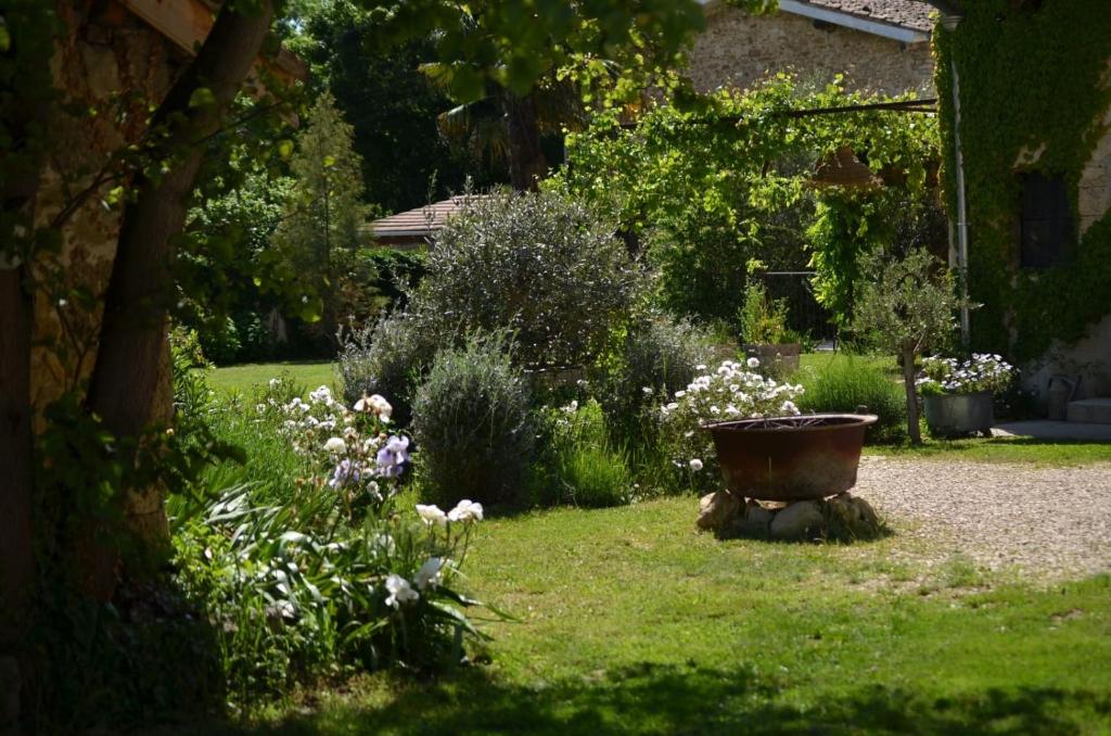 Zahrada ubytování ferme st pierre 2 suites avec repas, piscine, clim, cheminée ou baignoire spa