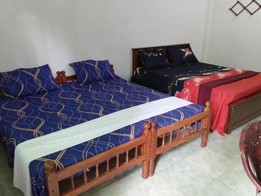 賈夫納的住宿－Mylooran Hotel，一间带两张床和一张沙发的卧室