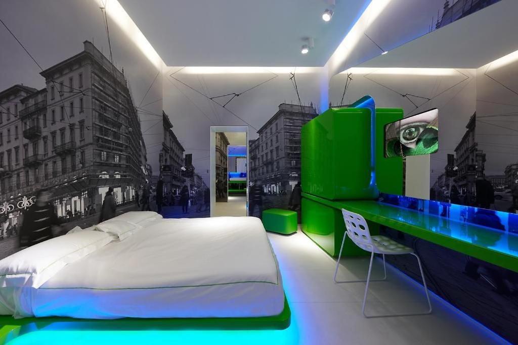- une chambre avec un lit blanc et un bureau vert dans l'établissement Town House Street, à Milan