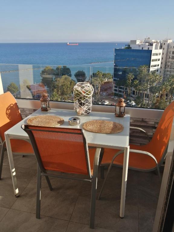Amazing Sea Place في ليماسول: طاولة وكراسي مطلة على المحيط
