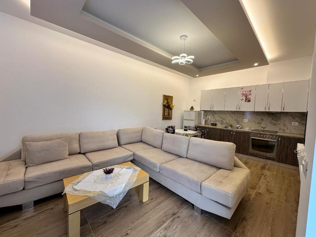 un salon avec un canapé et une table dans l'établissement Joen Apartment 2, à Saranda