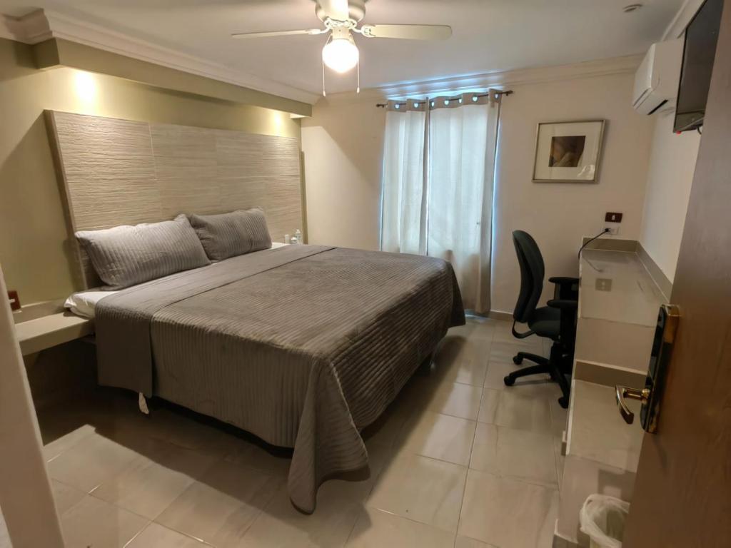 Schlafzimmer mit einem Bett und einem Deckenventilator in der Unterkunft Hotel Royal Inn in Monclova