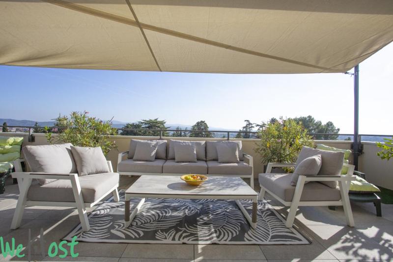 une terrasse avec un canapé, deux chaises et une table dans l'établissement Modernité & Vue Sainte Victoire, à Aix-en-Provence