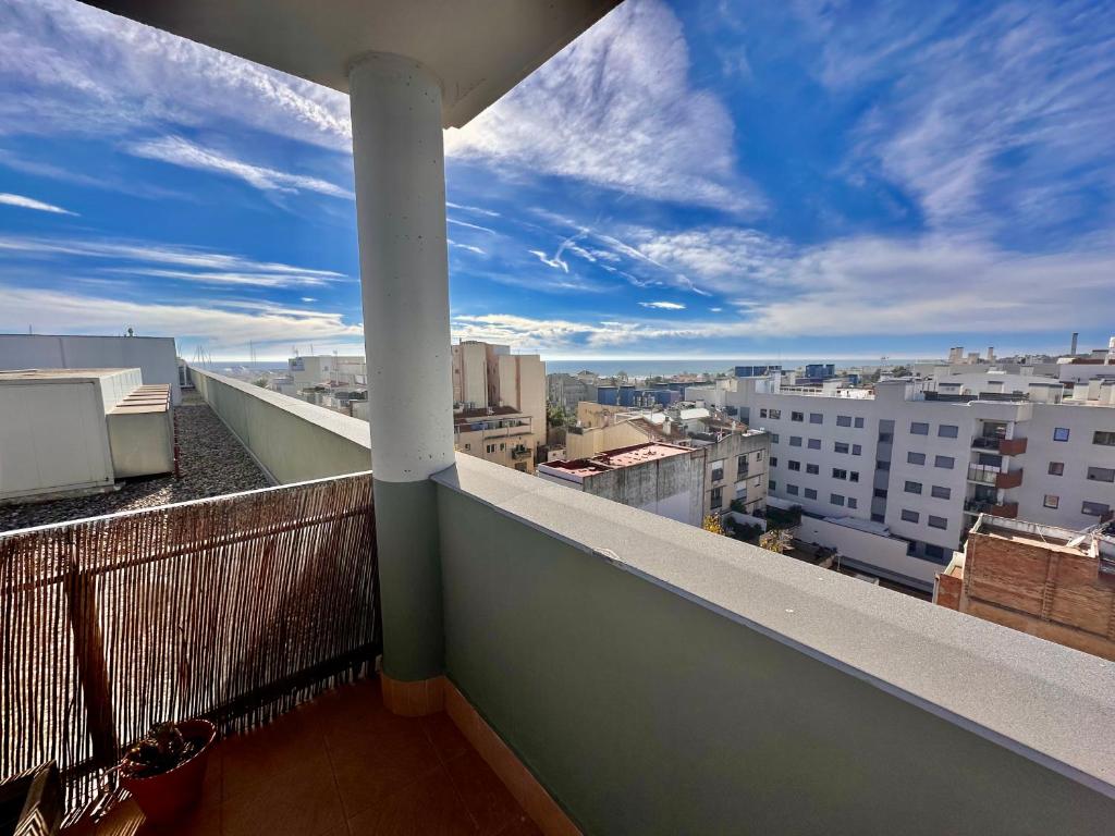 een balkon met uitzicht op de stad bij Claire perfect vilanova penthouse by hlclub agency in Vilanova i la Geltrú