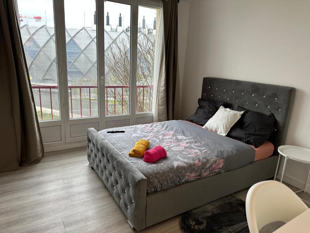 une chambre avec un lit avec deux animaux en peluche dessus dans l'établissement Chambre meublée à 10 minutes de Paris La Courneuve 1, à La Courneuve