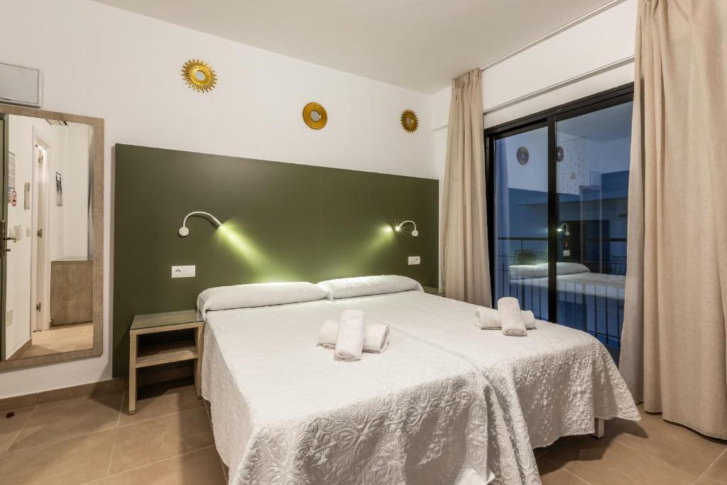 Postel nebo postele na pokoji v ubytování Hostal Alicante