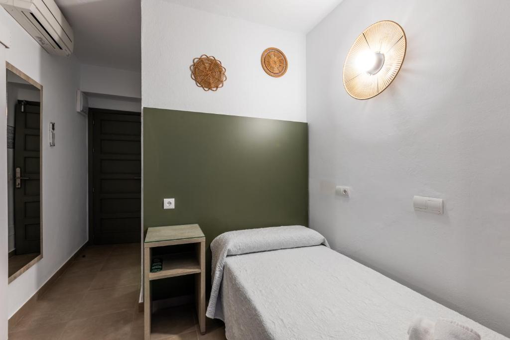 Postel nebo postele na pokoji v ubytování Hostal Alicante
