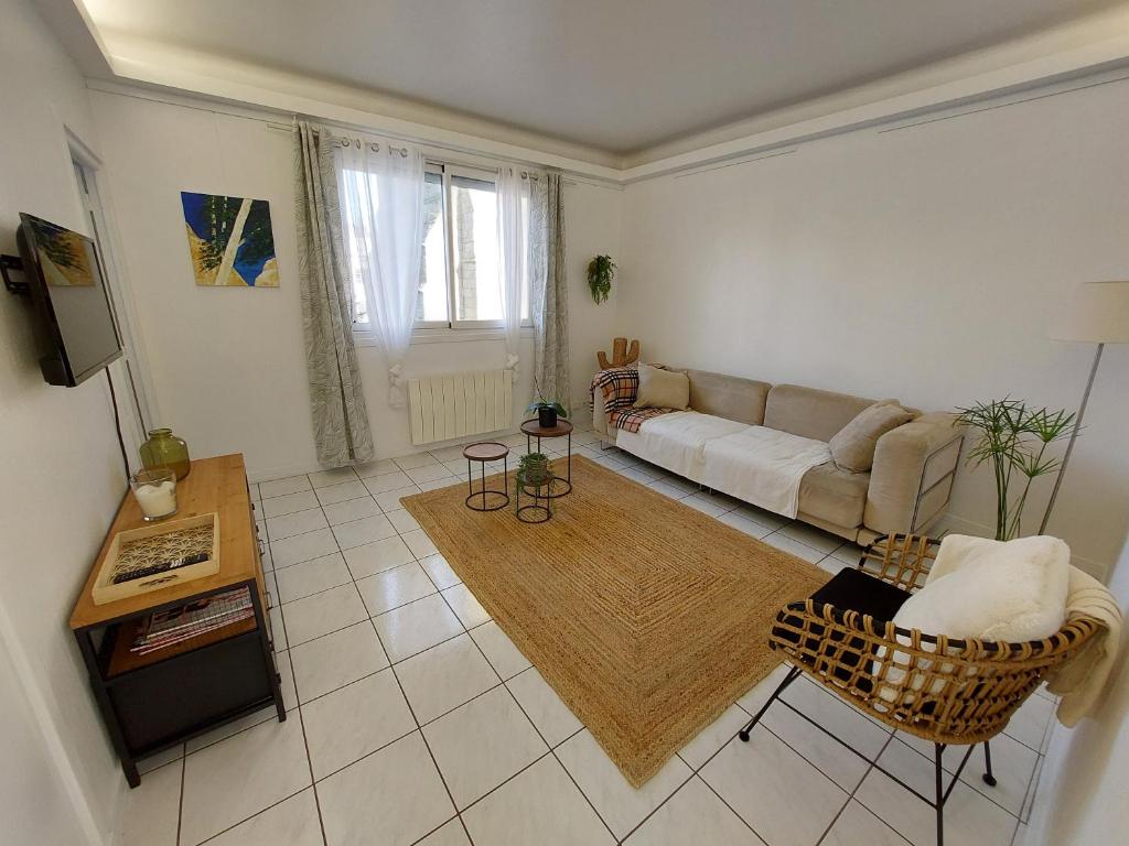 un salon avec un canapé et une table dans l'établissement Larmor-Plage T2 Notre-Dame, à Larmor-Plage