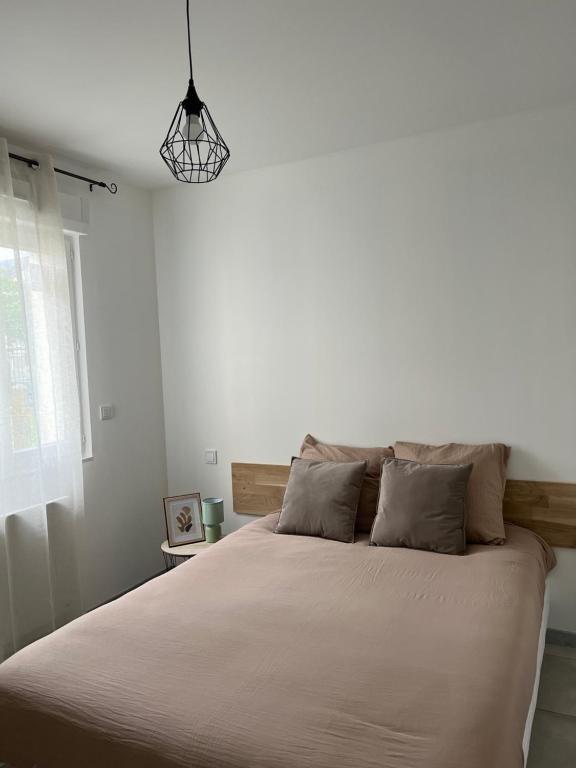 Résidence Camus في بلوا: غرفة نوم بسرير كبير في غرفة بيضاء