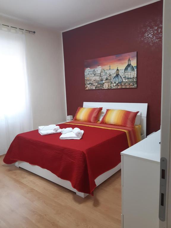 una camera da letto con un letto con asciugamani sopra di Casetta di Renata a Lido di Ostia