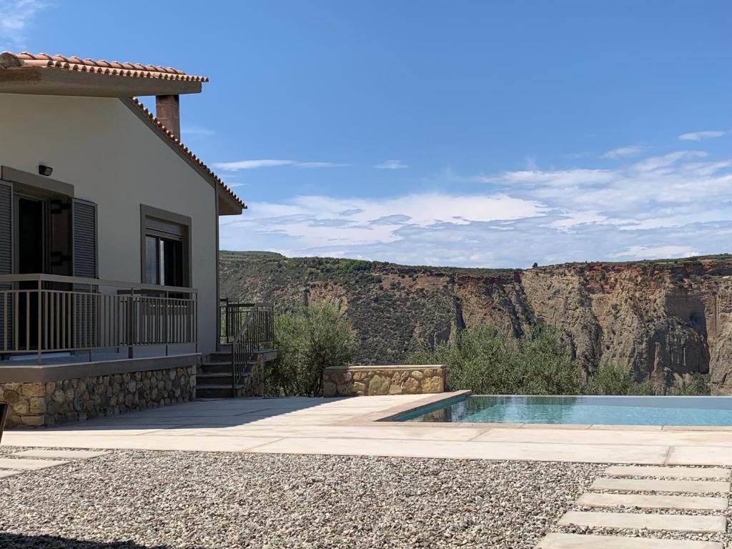Bazén v ubytování Olive Guest Farm nebo v jeho okolí