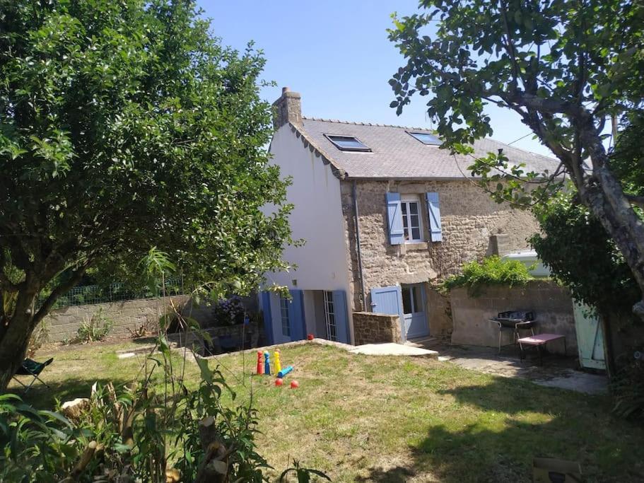 une petite maison en pierre avec une cour dans l'établissement Maison de caractère proche mer 6 lits 2SdB 2wc, à Plouhinec