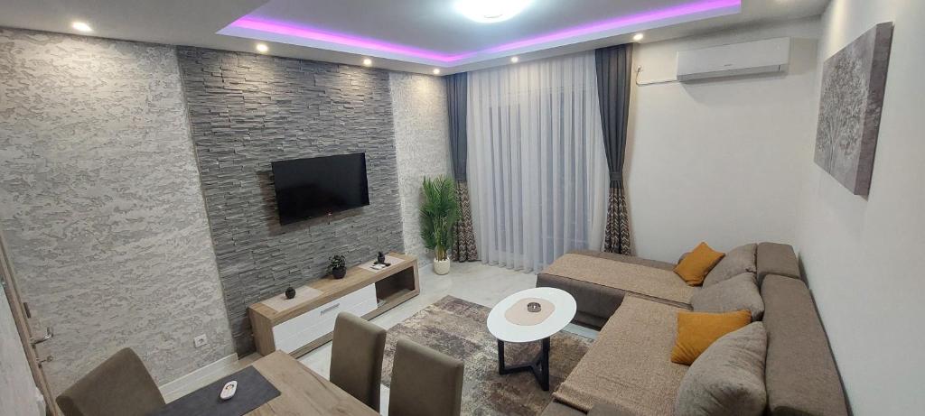 TV a/nebo společenská místnost v ubytování GOLD APARTMANI