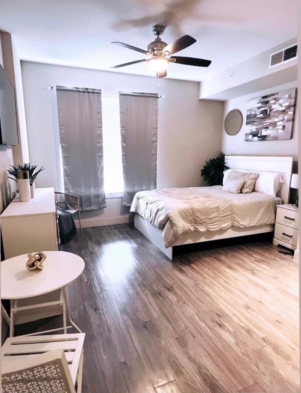 a bedroom with a bed and a ceiling fan at Downtown Luxury Studio in Dallas