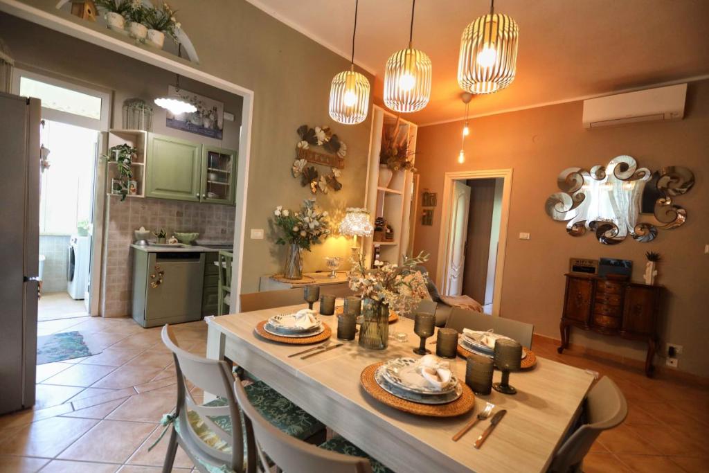 kuchnia i jadalnia ze stołem i krzesłami w obiekcie L'Oasi tra mare e monti w mieście Lerici