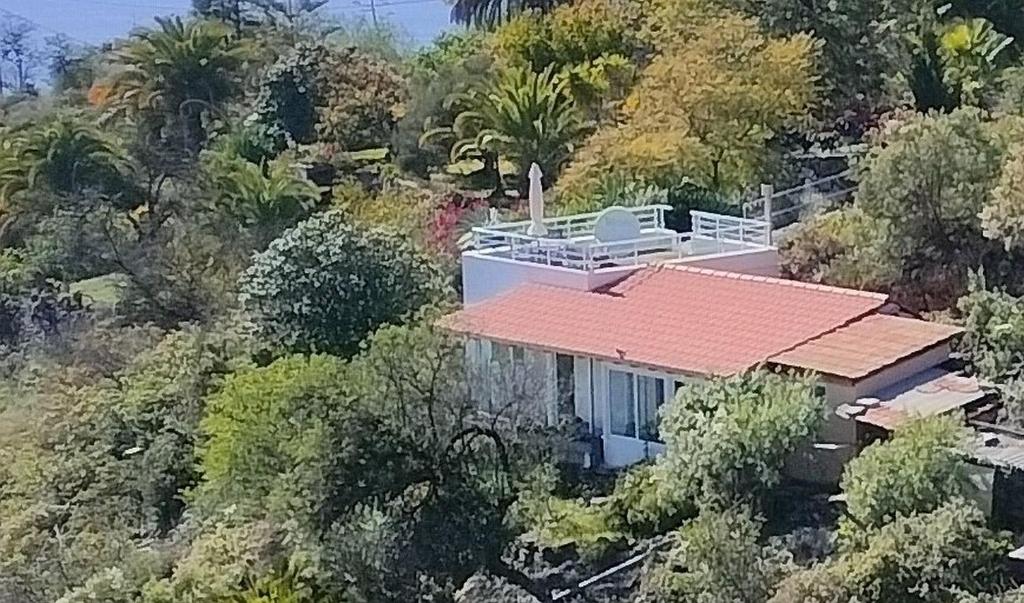 uma vista aérea de uma casa com um telhado vermelho em Casa Azotea mit Dachterasse em Tijarafe