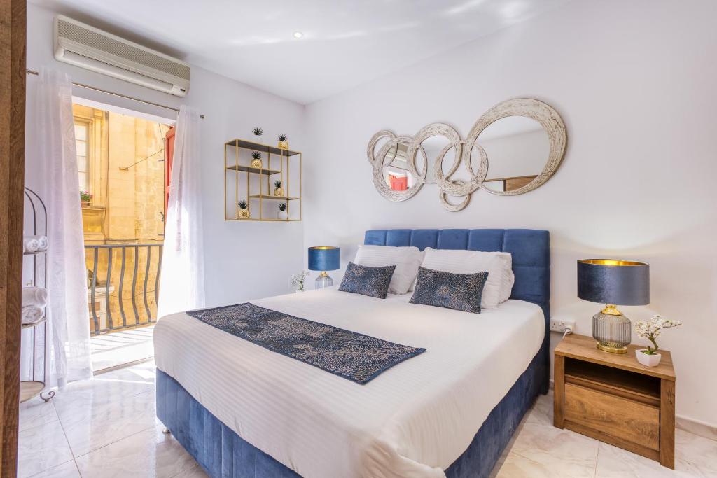 Postel nebo postele na pokoji v ubytování Stylish Valletta Suites