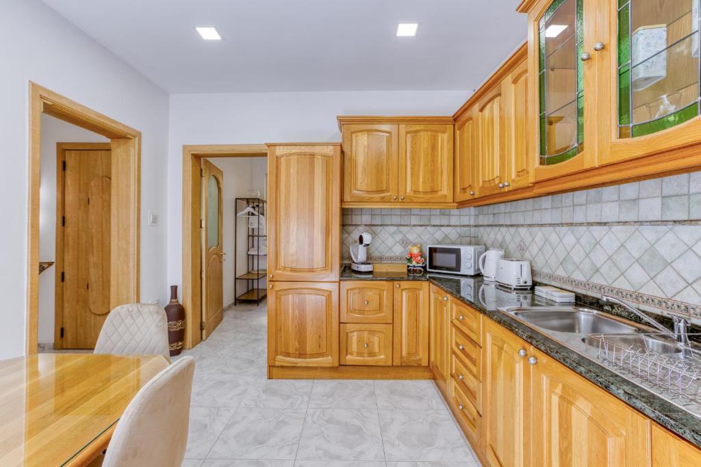Kuchyň nebo kuchyňský kout v ubytování Stylish Valletta Suites