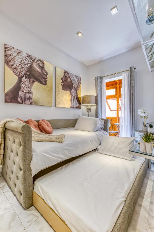 Postel nebo postele na pokoji v ubytování Stylish Valletta Suites