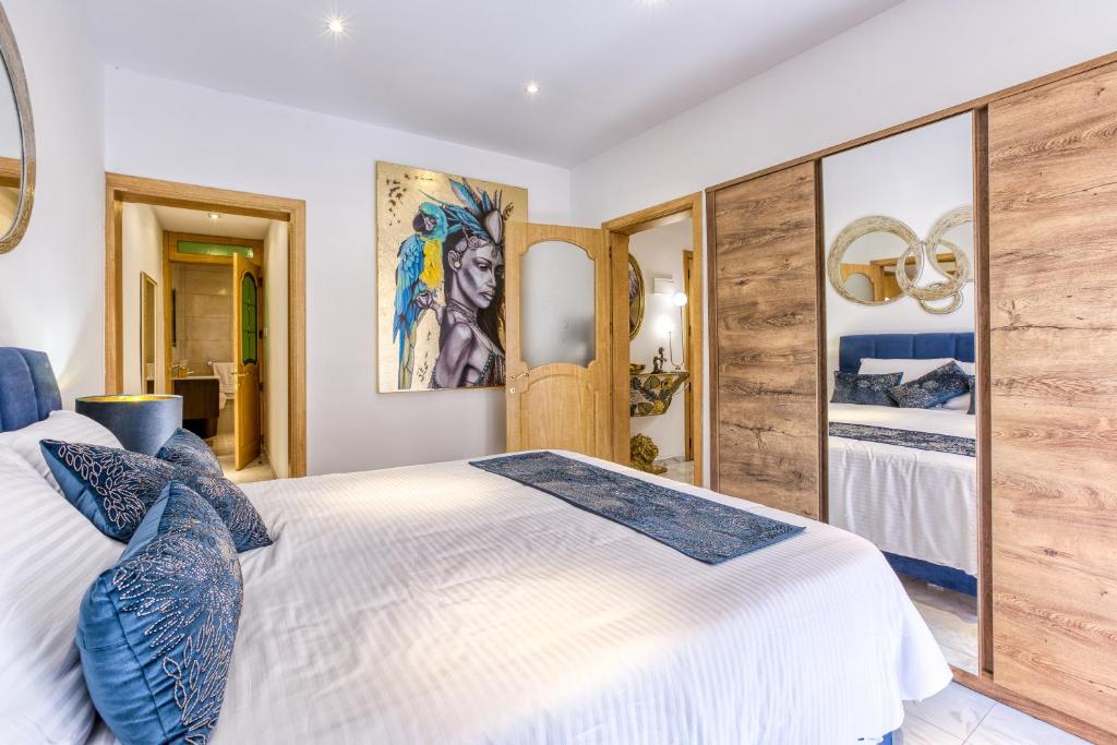 Postel nebo postele na pokoji v ubytování Stylish Valletta Suites