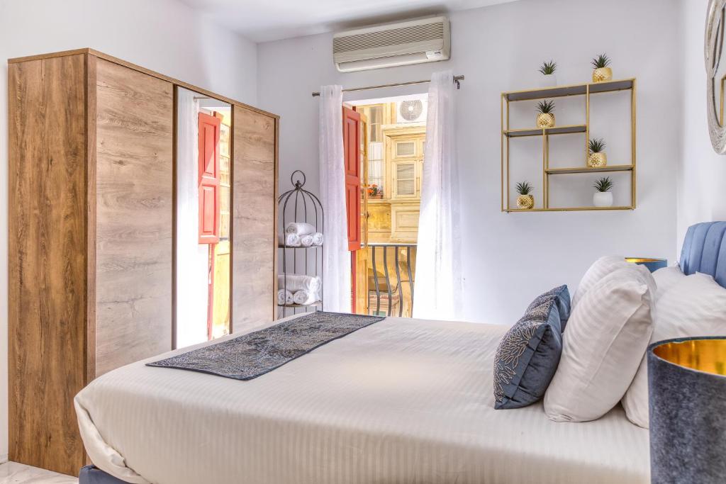 Postel nebo postele na pokoji v ubytování Stylish Valletta Suites