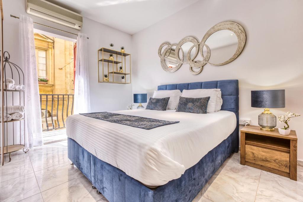 Postel nebo postele na pokoji v ubytování Stylish Valletta Suites