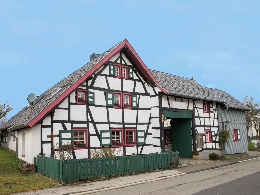 czarno-biały budynek z zielonymi drzwiami w obiekcie Apartment with garden near Monschau w mieście Schleiden