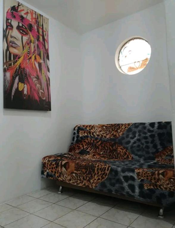 阿雷格里港的住宿－Apartamento Confortável，墙上挂着绘画的沙发