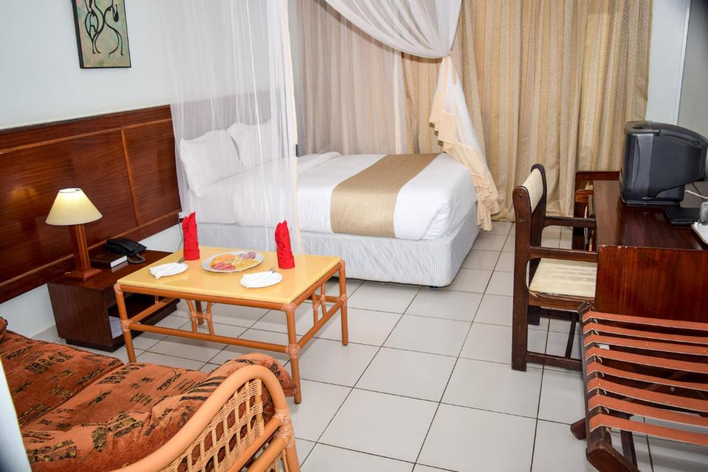 Habitación de hotel con 1 dormitorio con cama y escritorio en Garden Hotel Machakos en Machakos