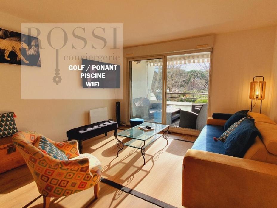 sala de estar con sofá y mesa de cristal en T3 Plage du Golf Piscine WIFI - ROSSIconciergerie - Linge inclus, en La Grande-Motte
