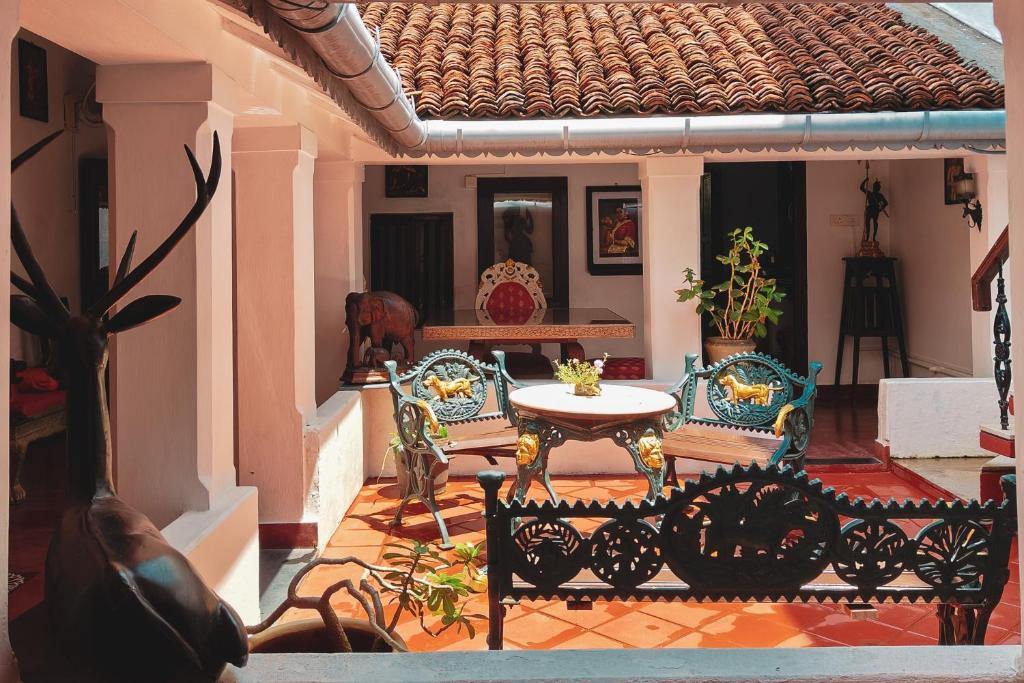 a patio with a table and chairs in a house at Villa Mon Cheri in Pondicherry