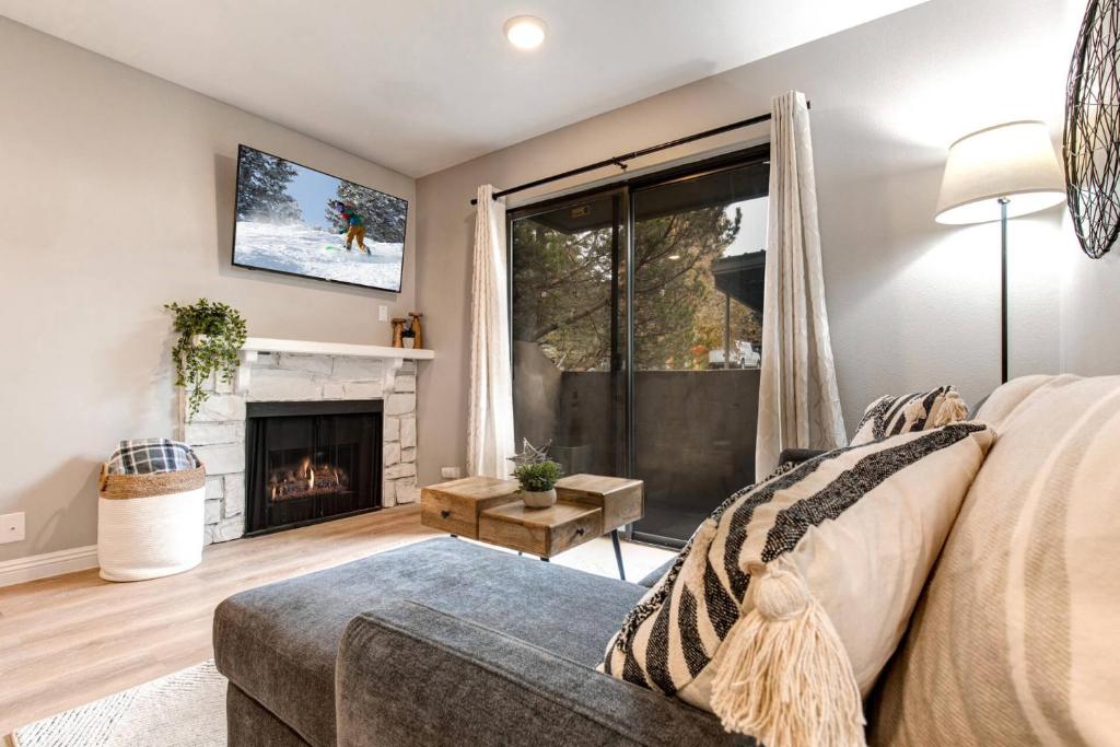 Χώρος καθιστικού στο Powderwood Condos 7B by Moose Management