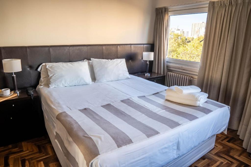 um quarto com uma cama grande e uma janela em Gran Hotel Panamericano em Mar del Plata