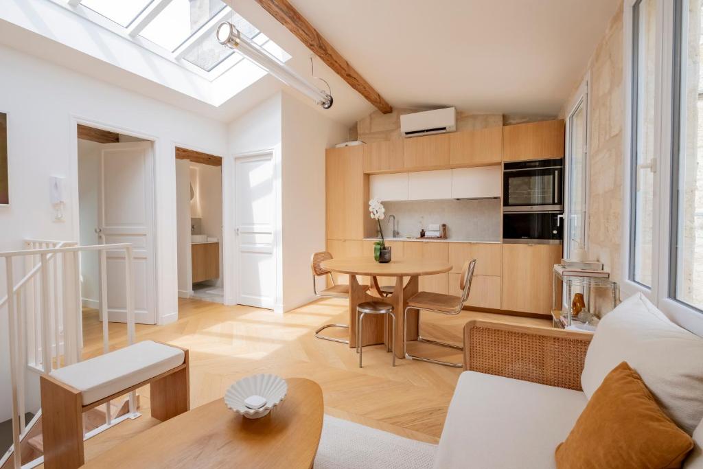 un salon avec un canapé et une table dans l'établissement Appartement cosy au cœur des chartrons, à Bordeaux