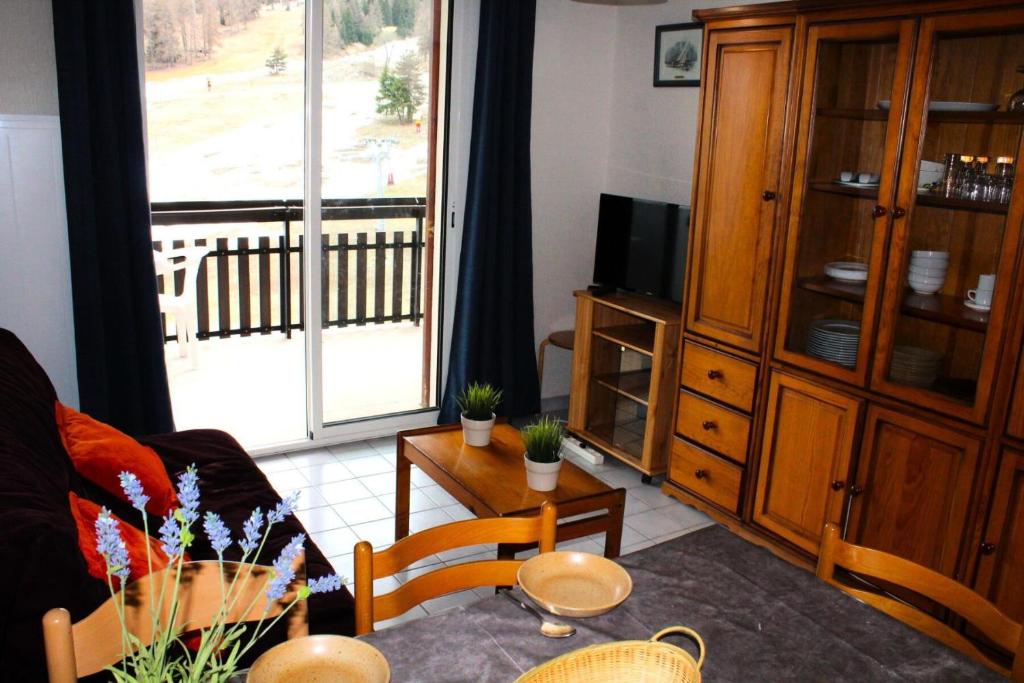 un salon avec un canapé et une table dans l'établissement Résidence Les Issarts - Appartement 4 couchages au pied des pistes MAE-8114, à Saint-Étienne-en-Dévoluy